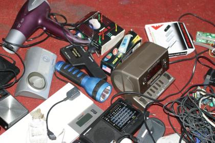 15 kg diverse Netzteile Trafos Radios Taschenrechner Werkzeuge Uhren