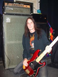 Rockbassist sucht Band in/aus Berlin