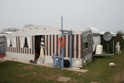 Wohnwagen Hobby 700 mit Vorzelt , Topf und Deckel,alles was man braucht