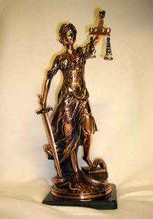 Justitia-Statue, bronzefarben
