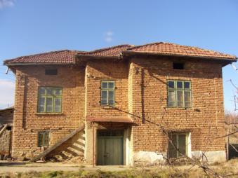 Altes Massivhaus am Wald und See / reparaturbedürftig