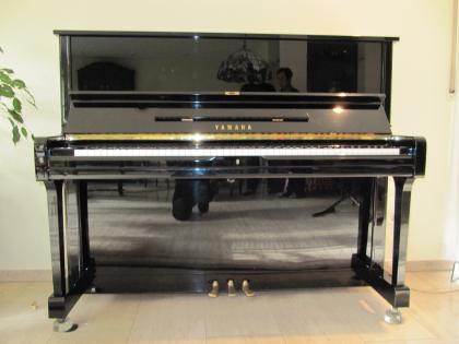 Yamaha U1F Klavier