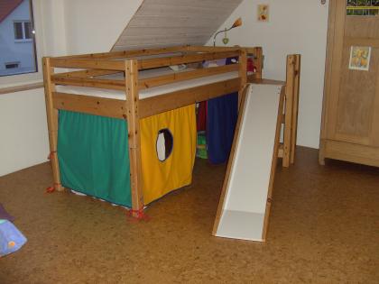 Spielbett mit Rutsche