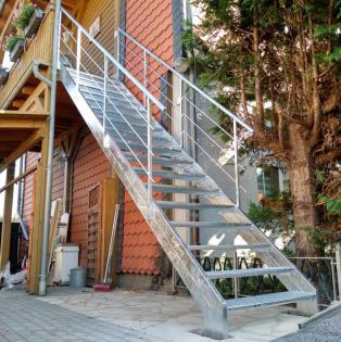 Metalltreppen zum Garten, Gittertreppen, WPC, Gelander, Stahltreppen aus Polen M