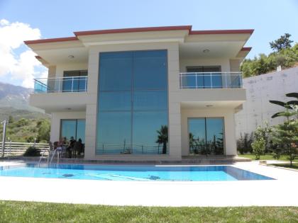 Hochwertige Neubau Villa mit Pool und Panoramablick