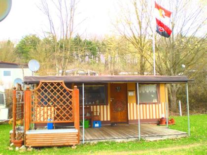 Wohnwagen (Bj 85) mit Ganzjahresvorzelt