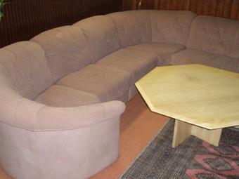 Couchgarnitur und Tisch