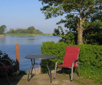 Wohnwagen direkt am Wasser der EIDER,Wasserplatz mit Boot ab 30,00