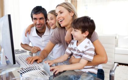 Online-Job als Heimarbeit im Home-Office am PC und Telefon 