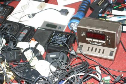15 kg diverse Netzteile Trafos Radios Taschenrechner Werkzeuge Uhren
