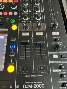 2 x Pioneer DJ CDJ-2000 NXS2