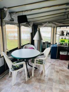 Solider großer Wohnwagen Ferien Unterkunft mit Garten am Hämelsee
