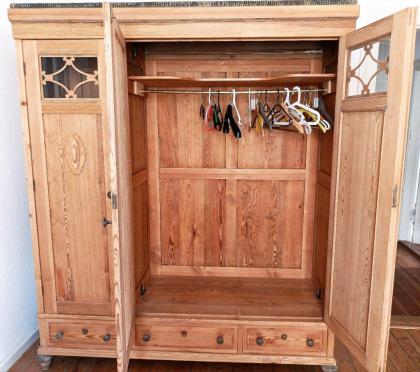 Großer Bauernschrank Kleiderschrank Holz natur mit Spiegel