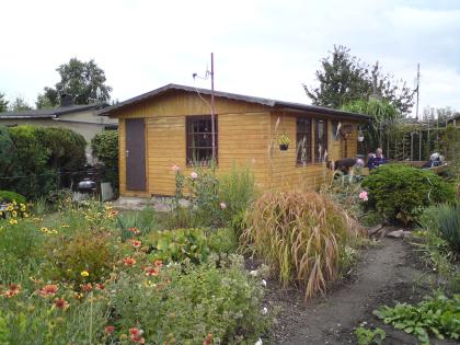 Schöner Garten mit Laube