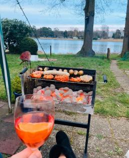 Solider großer Wohnwagen Ferien Unterkunft mit Garten am Hämelsee