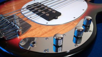 5saitiger E-Bass von Career, Music Man Sub Nachbau