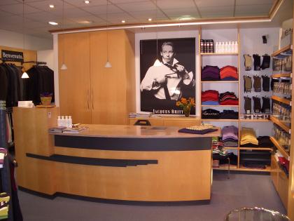 Moderne helle Ladeneinrichtung aus Modehaus  80m  