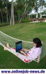 Moderne Heimarbeit mit einem Job am PC 