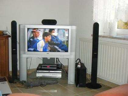 Fernseher mit Unterbau und Surroundsystem / Heimkino