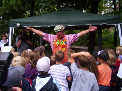Kinderfasching Kindergeburtstag Stimmungsmusik und ein Clown