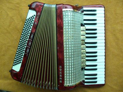 Hohner Verdi III Akkordeon, 3 chörig, rot, neu gewartet, exzellenter Zustand