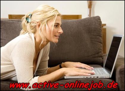 Heimarbeit am PC, Online-Job im Home office, Bürotätigkeit als Heimarbeit.