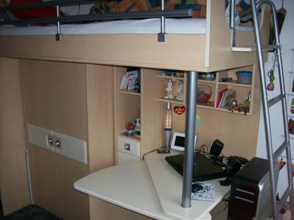 Hochbett mit Schrank, schreibtisch und Madratze zu verkaufen!