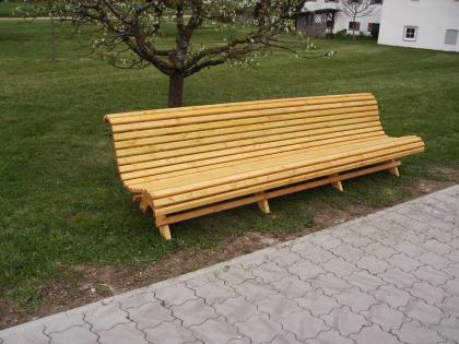 Moderne Holzgartenbank für draußen