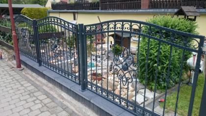 Metallzaun und Metalltreppen, Tore, Balkongelander Fenstergitter