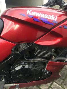 Motorrad 500er Kawasaki in rot.