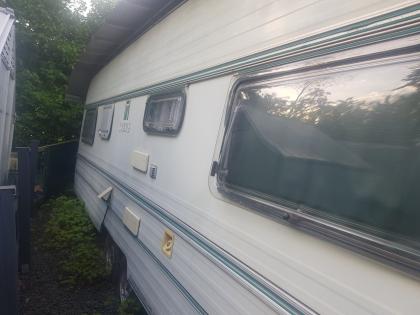Wohnwagen mit Überdach und Vorzelt auf Campingplatz in Wintrich an der Mosel