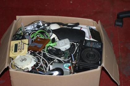 15 kg diverse Netzteile Trafos Radios Taschenrechner Werkzeuge Uhren
