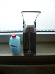 1 Desinfektionsspender/ Braun mit 0.5 L Desinfektionsmittel Nr.099