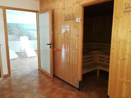 Rügen: Ferienwohnung direkt am Sandstrand der Ostsee, Meerblick, Sauna, 