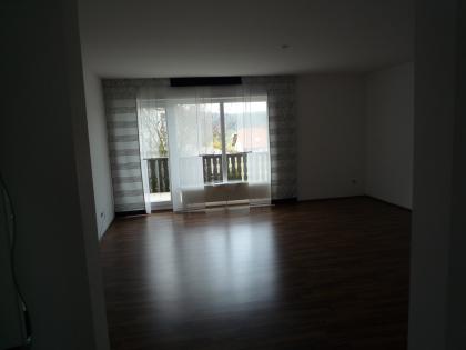 Schöne 2 Zimmerwohnung, Küchenzeile mit Geräten, Bad/WC, Flur, Terrasse, Gartenn