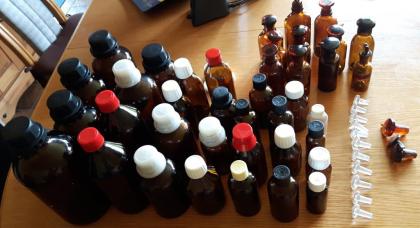 Sammlung: 50x Laborflaschen Apothekerflaschen aus Braunglas teilweise mit Glasst