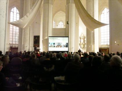 Beamer Verleih · Leinwand mieten · Projektor ausleihen - kontrastreich in hellen
