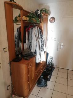 Garderobenschrank aus Holz, wahrscheinlich Erle