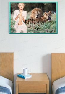 MILEY CYRUS mit 2 Löwen. Blickfang! 60x45 cm. Starsouvenir. Super Deko. Geschenk