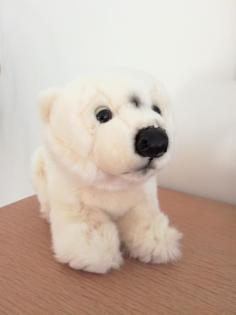 Eisbär aus weichem Plüsch