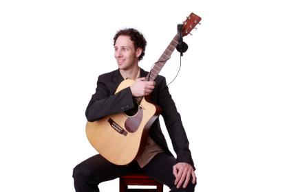 1 DJ, der auch singen kann. the musicman Daniel Koch: DJ, Gesang, Gitarre