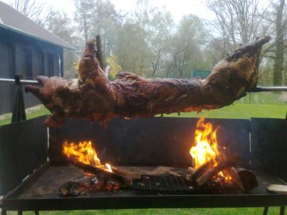 Spanferkel am Spiess vom Grillprofi zubereitet