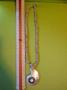 Helle Kette mit weißen Perlmuttanhänger in Schneckenform