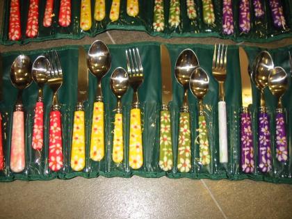 NAJ-OLEARI Picknick-Besteckset Besteck Set - Kunststoff + Metall - 8 Personen