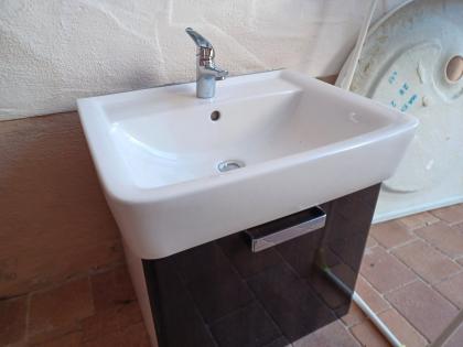 Waschbecken mit Unterschrank