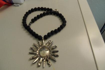 Verkaufe eine sehr schöne Kette mit einem Sonnenanhänger 