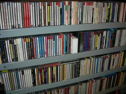 CDs und Vinyl-Schallplatten in gutem Zustand