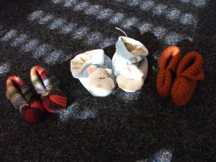 2 Paar selbst gestrickte und ein Paar Rasselschuhe