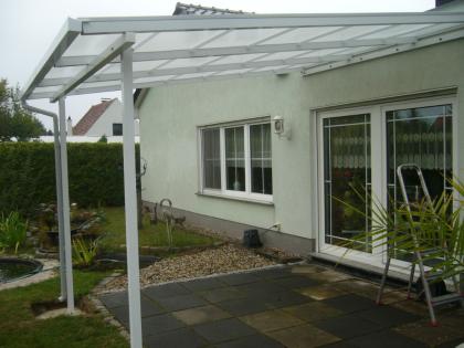 Terrassenüberdachung an Hauswand montiert - von BLASK