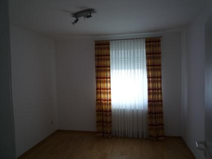 Schöne 2 Zimmerwohnung, Küchenzeile mit Geräten, Bad/WC, Flur, Terrasse, Gartenn